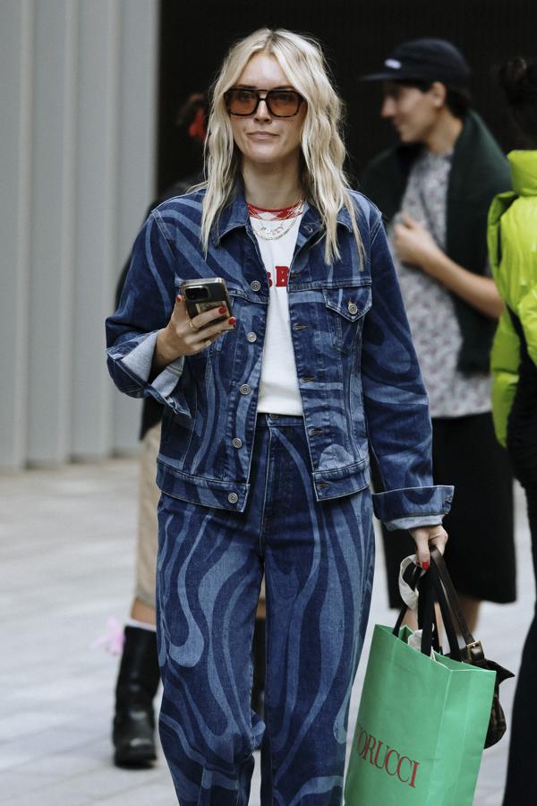 Es uno de los total looks más cómodos y originales que nos ha enseñado el street style londinense. Los total denim están de moda y son conjuntos de piezas originales y súper versátiles con las que podrás llevar estilazo de forma rápida.