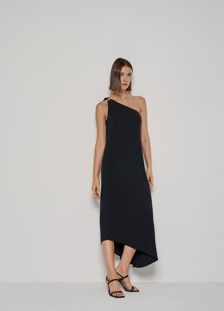 Imagen - Vestido negro con corte asimétrico de Roberto Verino. Foto: Roberto Verino.