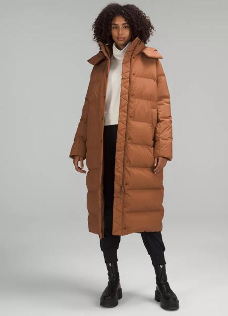 Imagen - Abrigo largo de plumas de Lululemon. Foto: Lululemon.