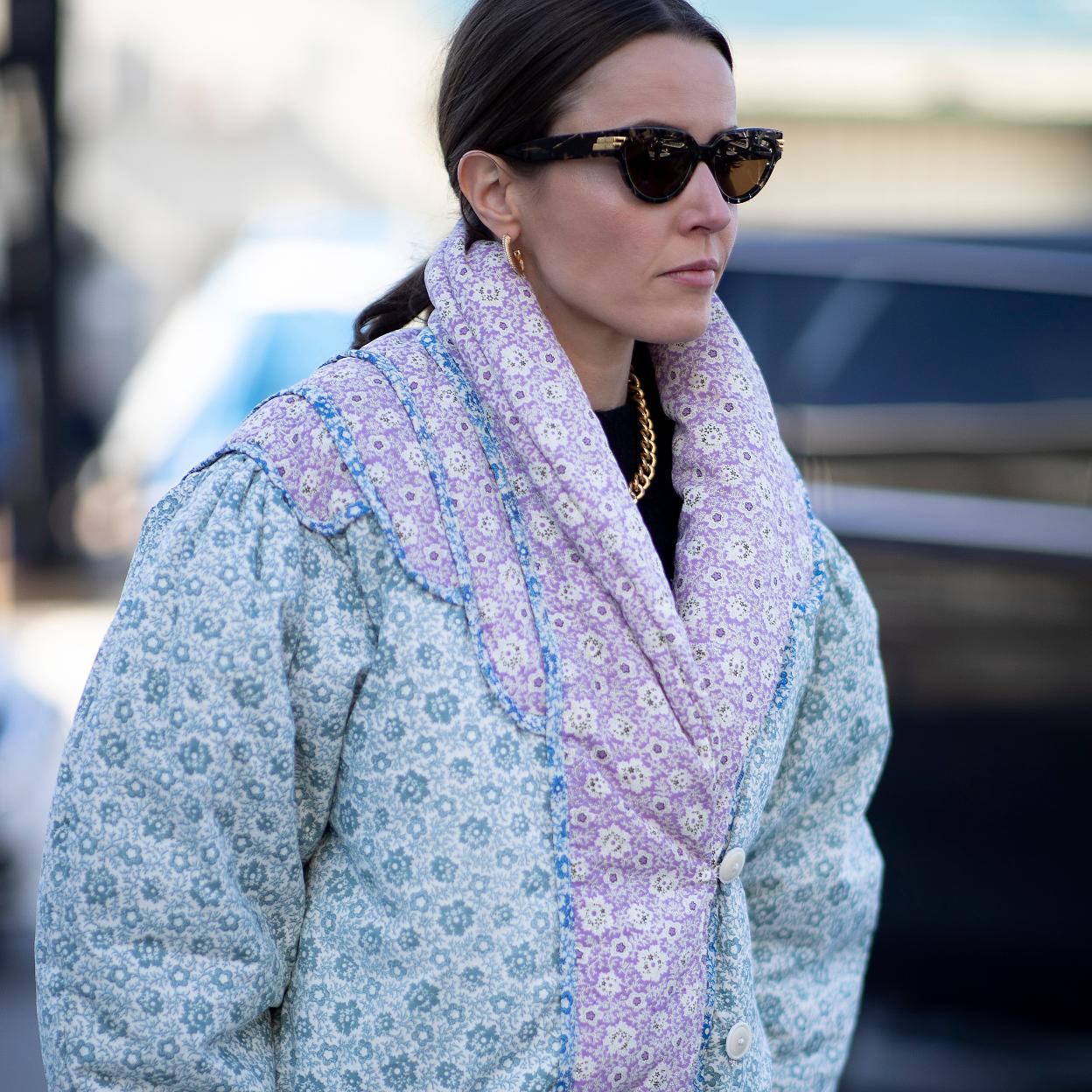 Una mujer con abrigo de plumas.