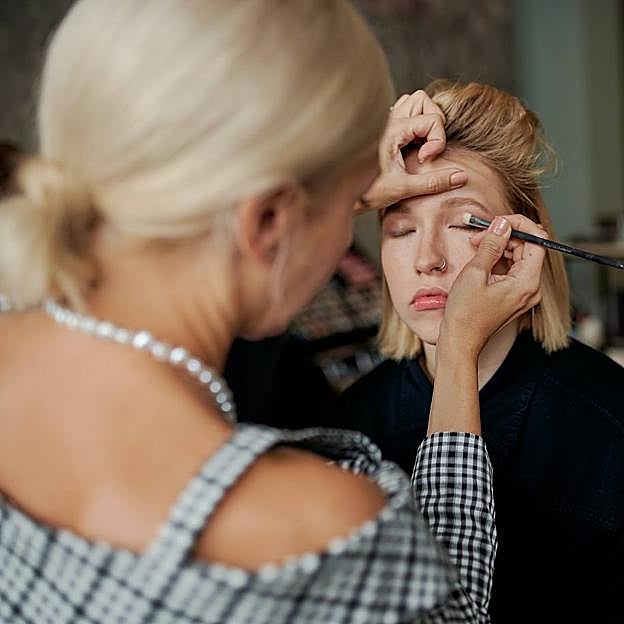 Mujer aplicando prebase de sombra de ojos