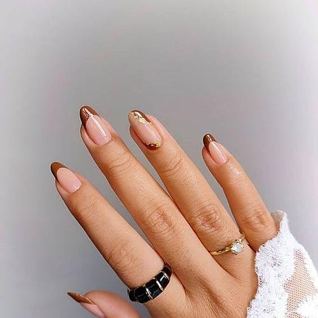 Manicura chai latte con detalles dorados