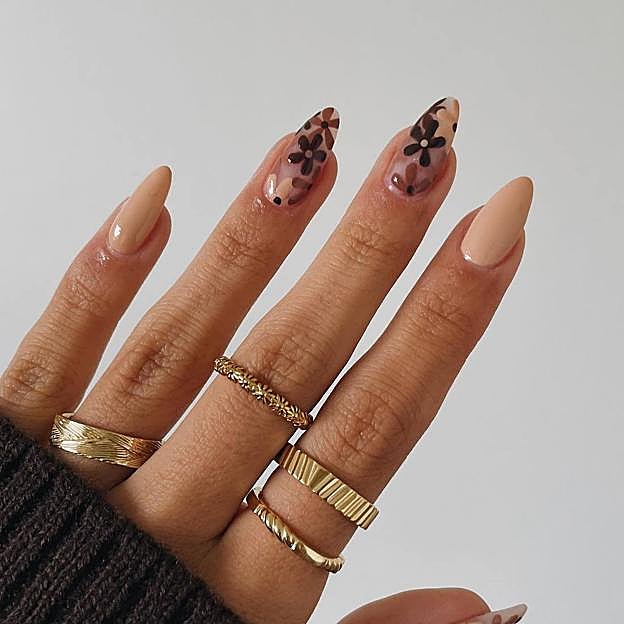 Manicura chai latte con flores