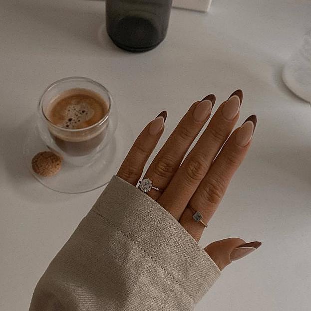 Manicura francesa de uñas chai latte