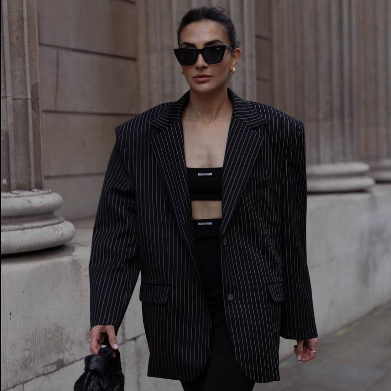 Influencer con look de americana con raya diplomática