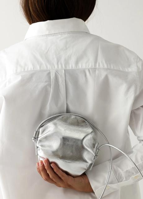 Imagen - Mini bolso en color plateado de The Villa Concept. Foto: The Villa Concept.