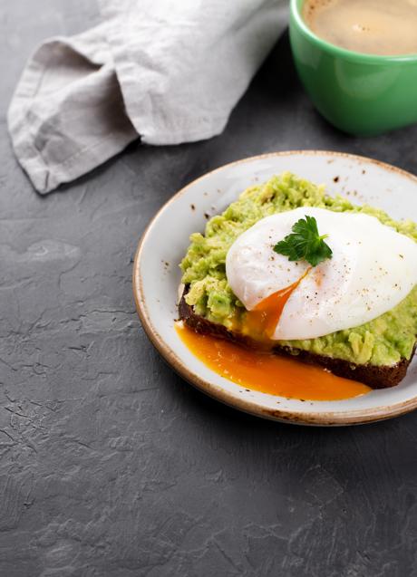 Imagen - Tostada con aguacate y huevo escalfado. / Imagen de Freepik. 
