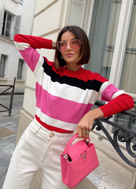 Imagen - El bolso de color rosa, uno de los accesorios favoritos de la influencer española.