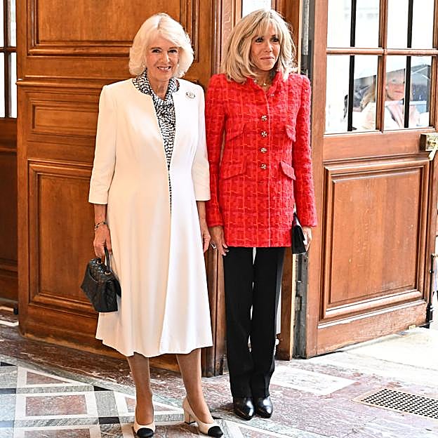 La agenda diurna de la reina Camilla y Brigitte Macron en París también subrayó sus diferencias de estilo: abrigo y vestido suelto para una, entallada chaqueta de twwed y pantalones para la otra. 