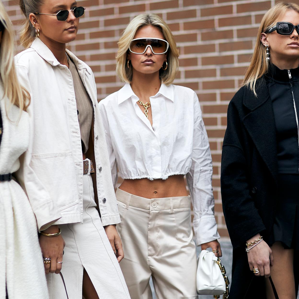 Estas son las camisas que mejor combinan con vaqueros.