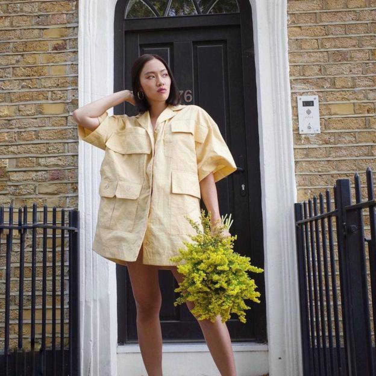 Influencer con ramo de flores amarillas