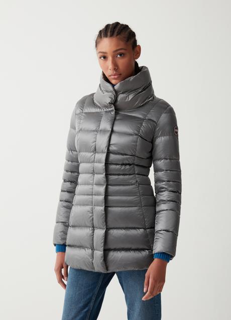 Imagen - Abrigo de plumas en color plateado de Colmar. Foto: Colmar