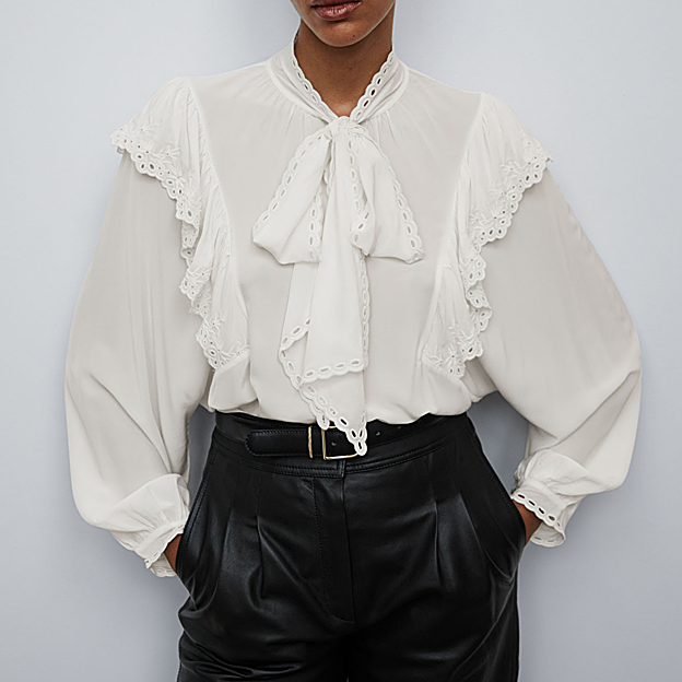 Imagen principal - La blusa de & Other Stories, la falda de Scalpers y las bailarinas de Adeba.