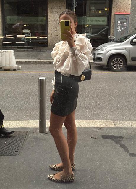 Imagen - El look con falda mini y blusa blanca. @isahernaez