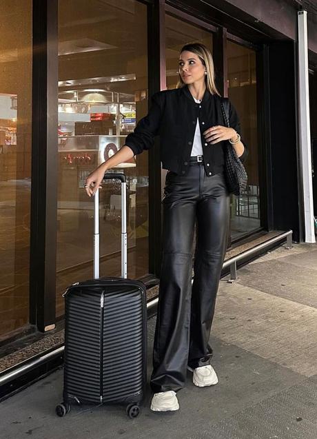 Imagen - Un look con pantalones negro efecto piel. / @iesagrasielly