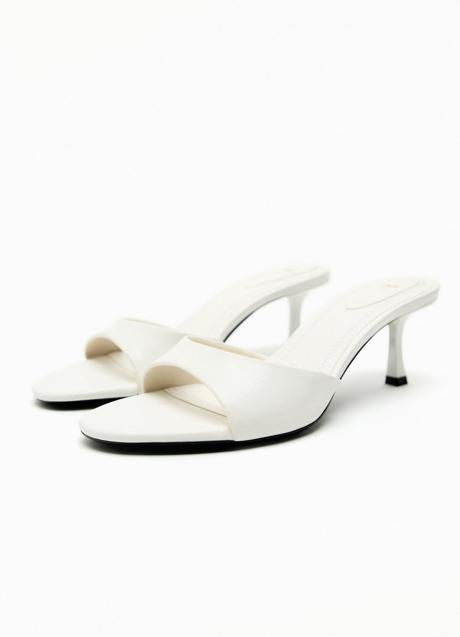 Imagen - Zapatos de tacón bajo en blanco de Zara. Foto: Zara.