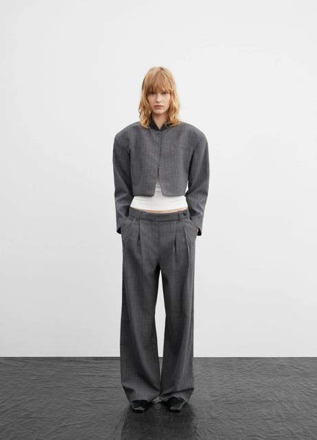 Imagen - Traje de mango gris con raya diplomática: pantalón, 49,99 euros y bomber 89,99 euros.