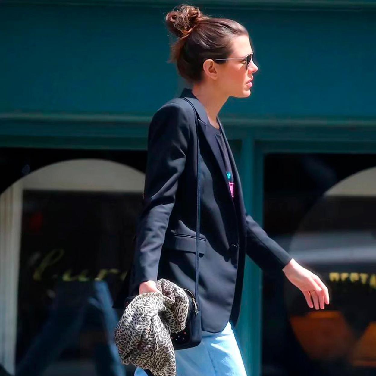 Carlota Casiraghi con blazer azul.