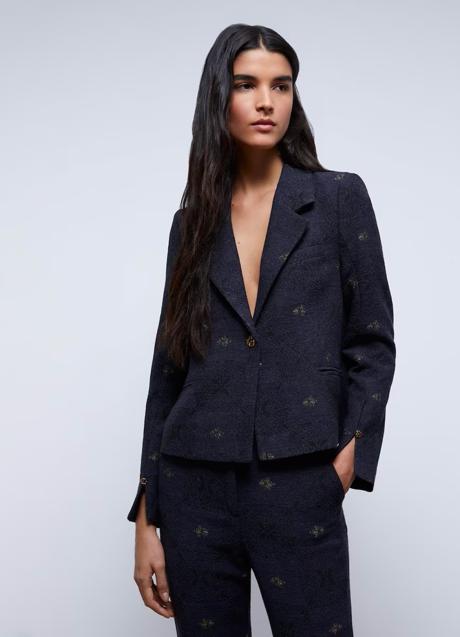 Imagen - Blazer corta en azul marino de Scalpers. Foto: Scalpers.