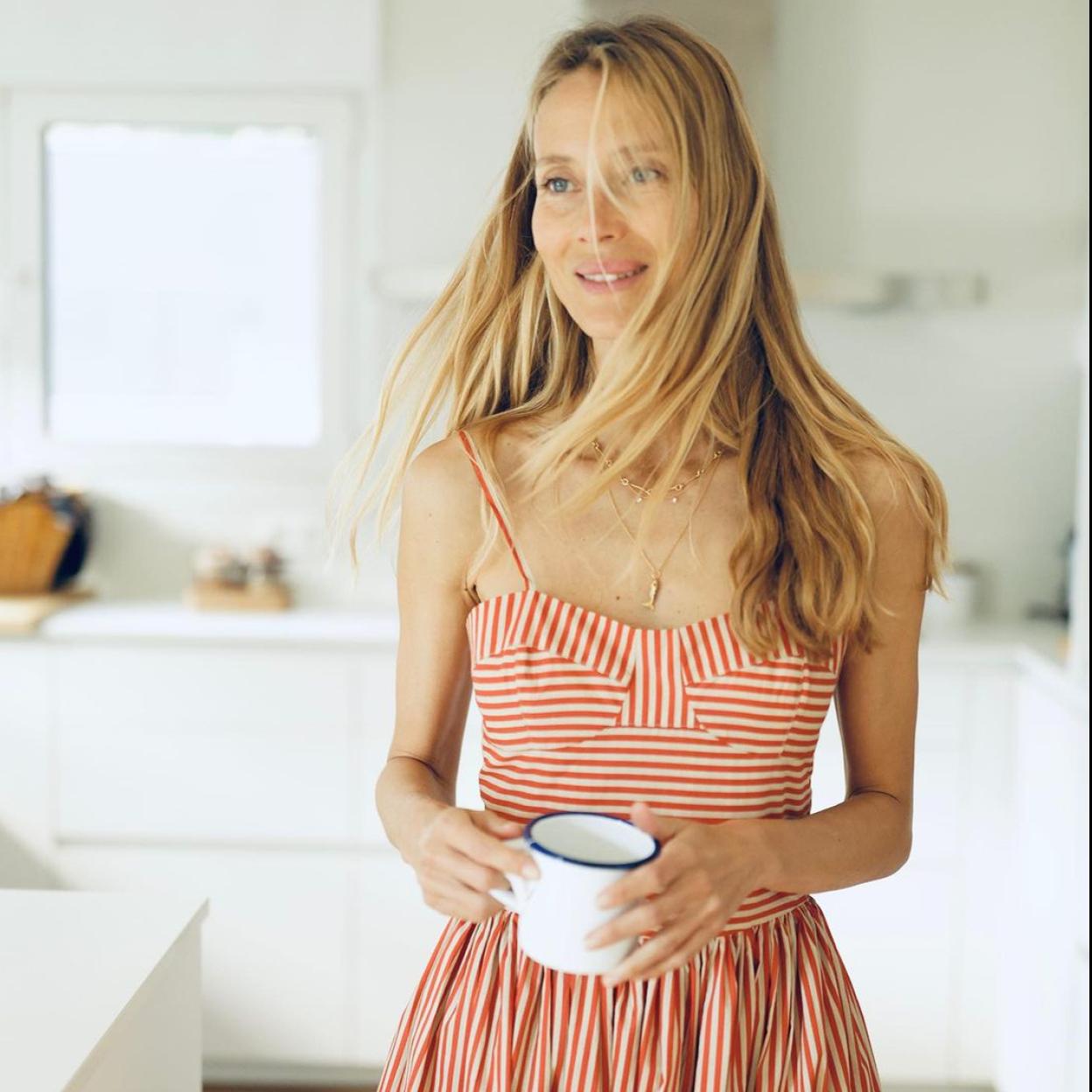 La modelo Vanesa Lorenzo tomando una taza de café para desayunar. 