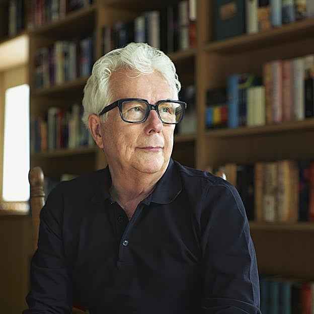 Follett en la biblioteca que alberga toda su obra.