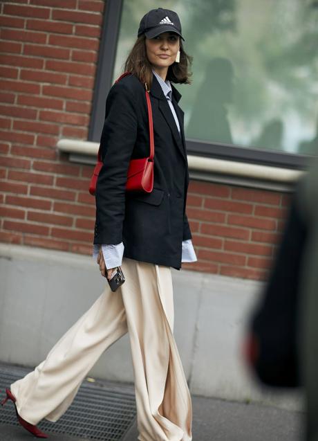 Imagen - Imagen de Street Style, de americana negra combinada con gorra y salones.