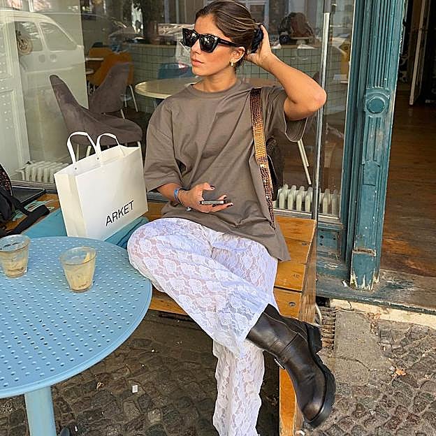 Así se llevan los pantalones de encaje: la nueva tendencia apta para lucir hasta con botas moteras