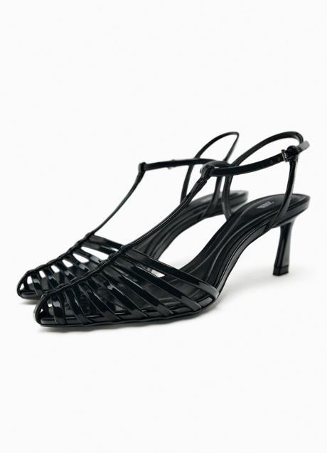 Imagen - Sandalia cangrejera en negro de Zara. Foto: Zara