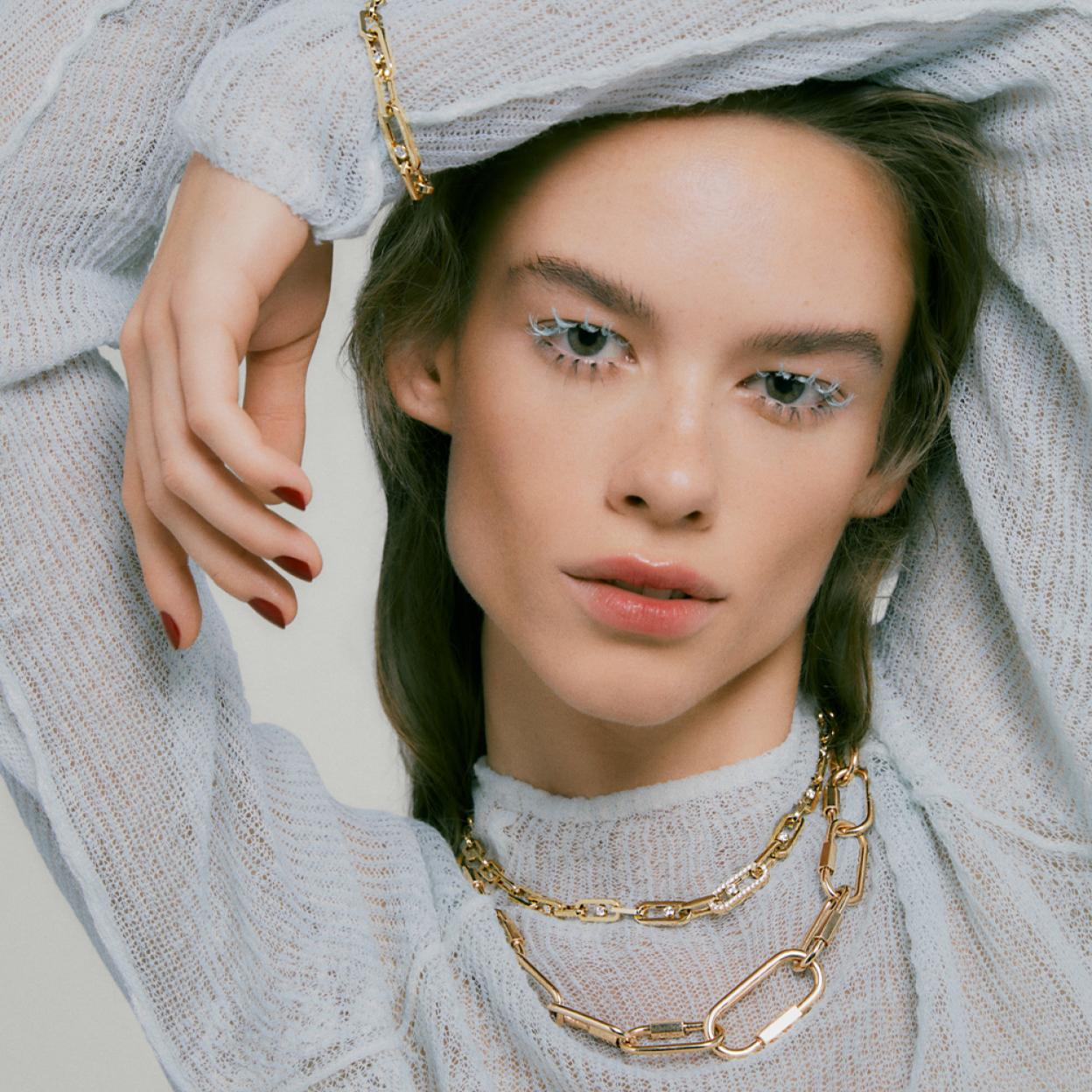 En la foto, la modelo lleva collares y pulsera de Messika y jersey de Fendi.