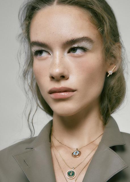 Imagen - Pendiente y colgantes de Messika; mono de piel, de Hermès / FOTO: ROSA COPADO.