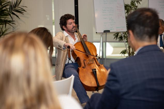 El violonchelista Pedro Alfaro, cofundador de Musicaparatodos, que imparte talleres de team building musical y coaching de equipos a través de la música a grandes empresas, puso el broche sonoro a la sesión de Líderes con propósito.