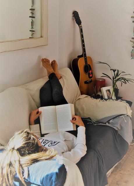 Imagen - Mujer leyendo en el sofá/PEXELS