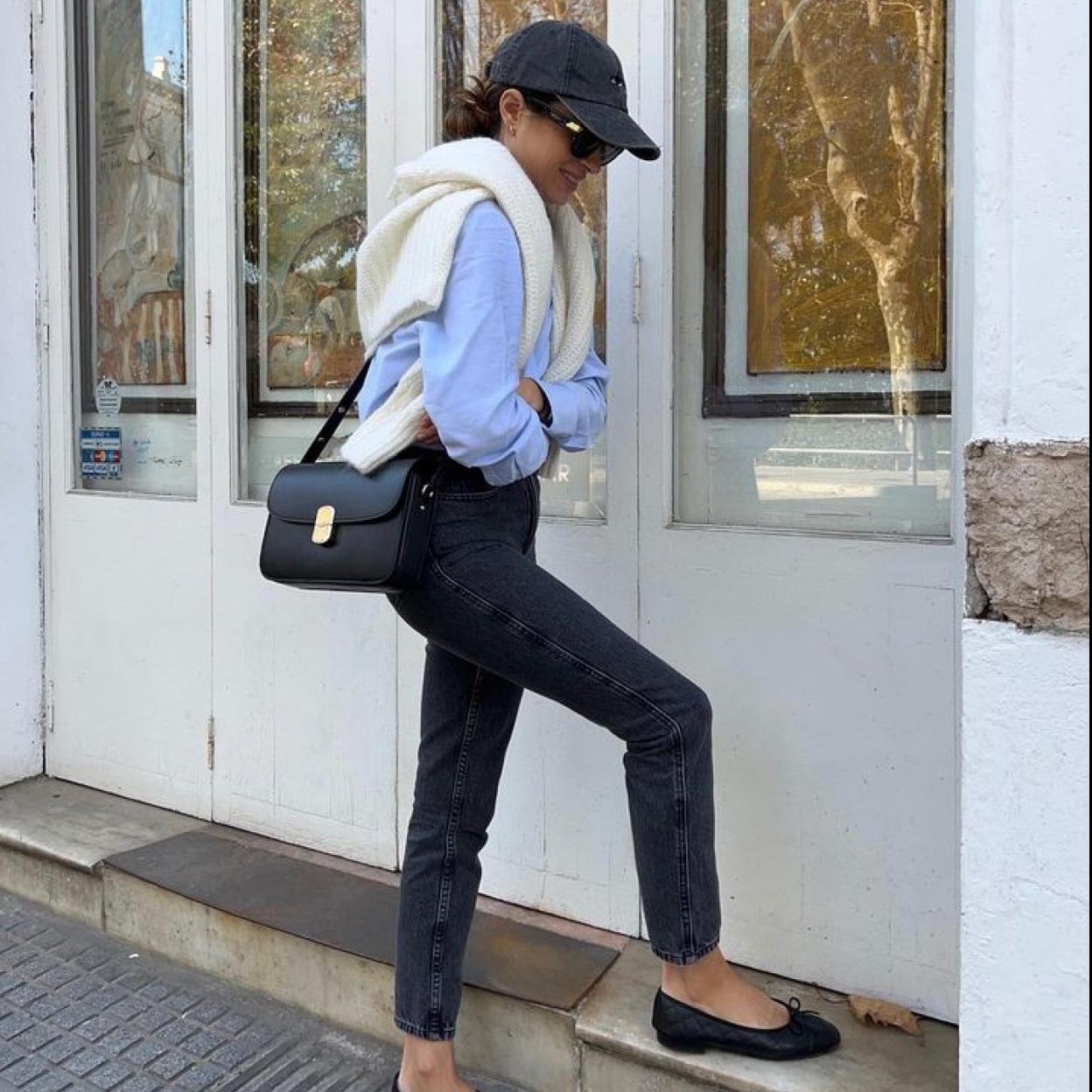 Una influencer con un look con vaqueros pitillo.