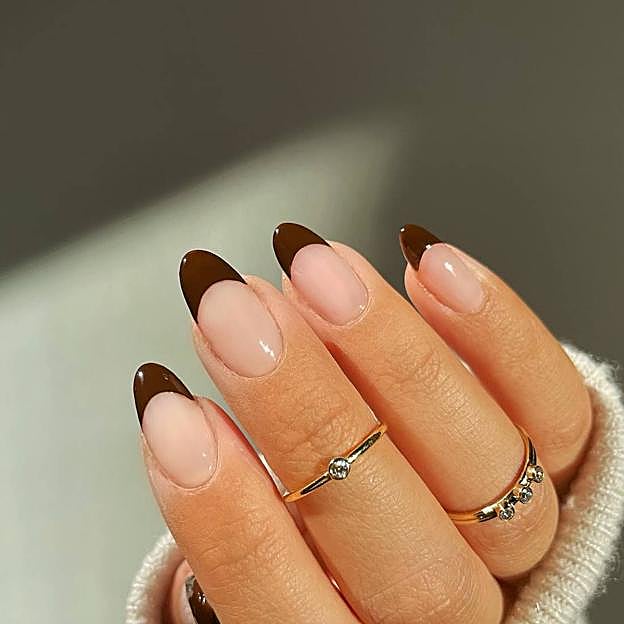 Uñas marrones en manicura francesa