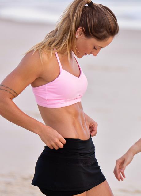 Imagen - Mujer con abdominales marcados/PEXELS