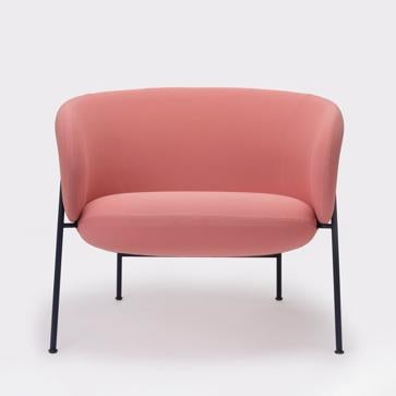 Imagen secundaria 1 - GERMANO EUSKAL: Varias generaciones de ebanistas han hecho de la guipuzcoana Ondarreta un referente universal del buen diseño, materializado en piezas con vocación de durabilidad. Es ese ADN artesano y responsable el que hacía inevitable que los caminos de Sebastian Herkner y Ondarreta se cruzaran, un match del que han surgido piezas poéticas y sólidas como la escultórica familia Ginger. Formada por sillas, butacas y mesas, resulta inolvidable por la maleabilidad de sus maderas nobles y su estética orgánica.