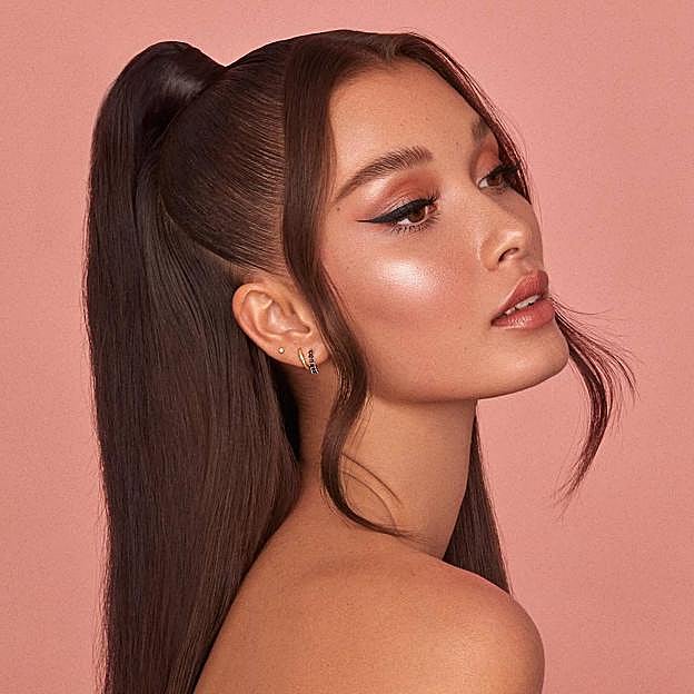 Modelo con peinado de fiesta en semirrecogido retro