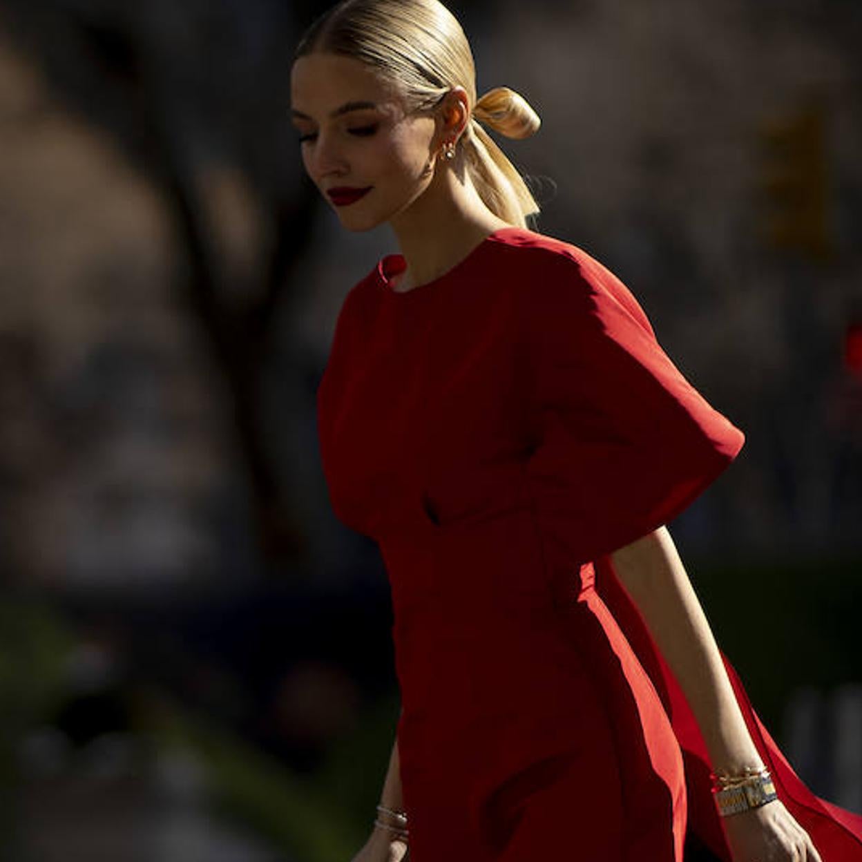 Influencer con peinado de fiesta para pelo largo