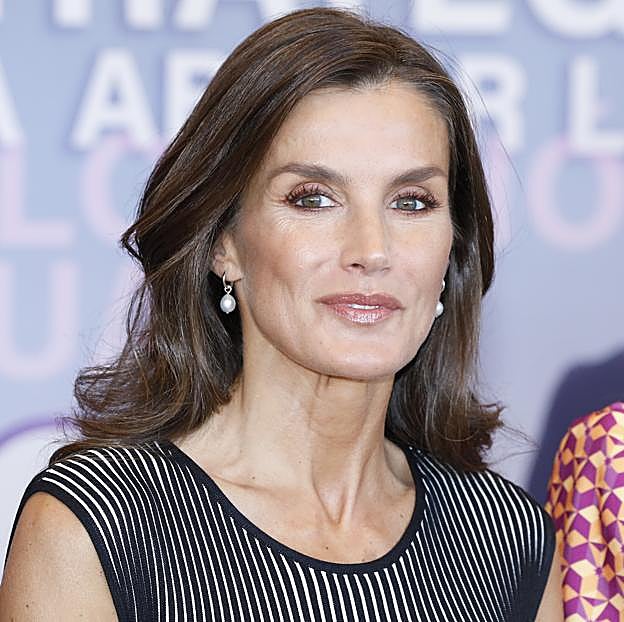 El vestido de rayas de la reina Letizia en Málaga que estiliza (y te hace parecer más alta)