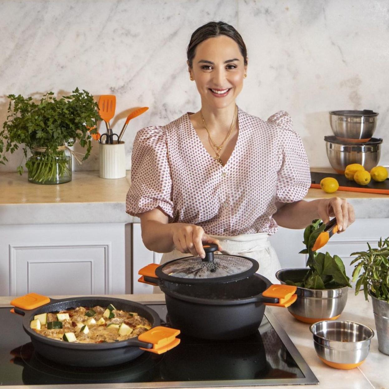 Tamara Falcó posando en su cocina mientras hace la comida. 