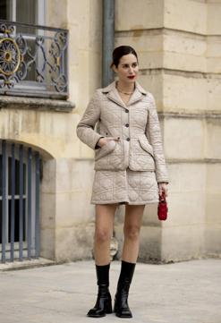 Imagen secundaria 2 - Imágenes de Street Style con ejemplos de looks neutros con bolsos rojos.