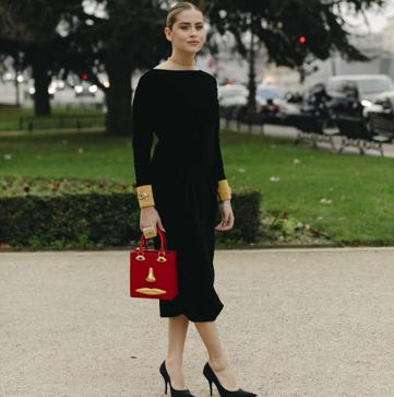 Imagen secundaria 1 - Imágenes de Street Style con ejemplos de looks neutros con bolsos rojos.