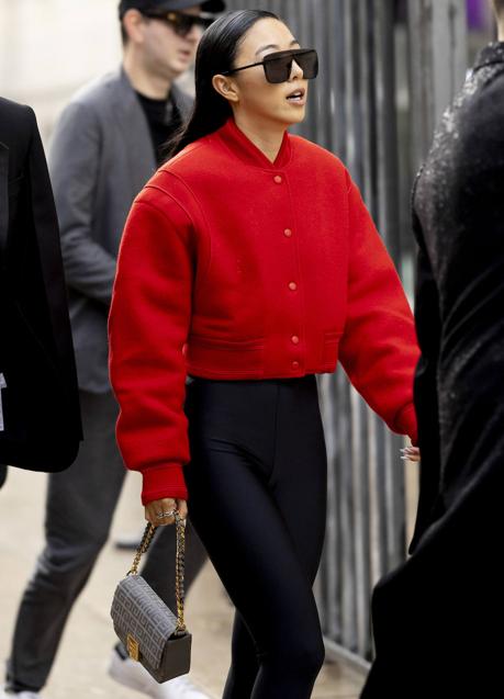 Imagen - Imagen de Street Style con bomber oversize de color rojo y pantalón negro.