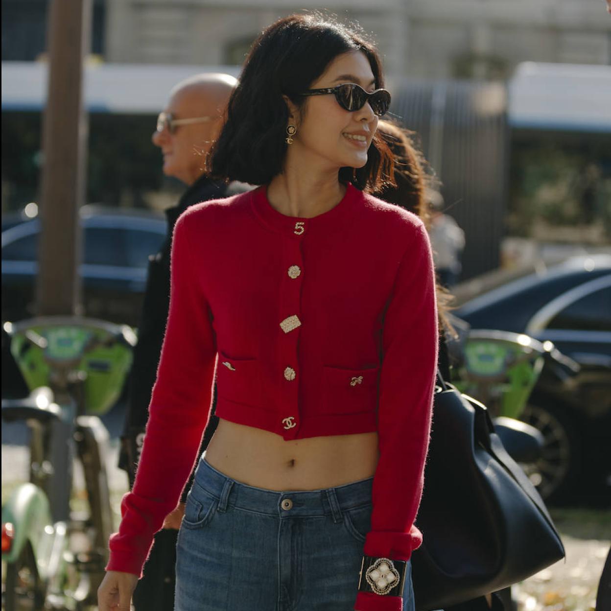Imagen de Street Style con look formado por chaqueta roja de Chanel y jeans.