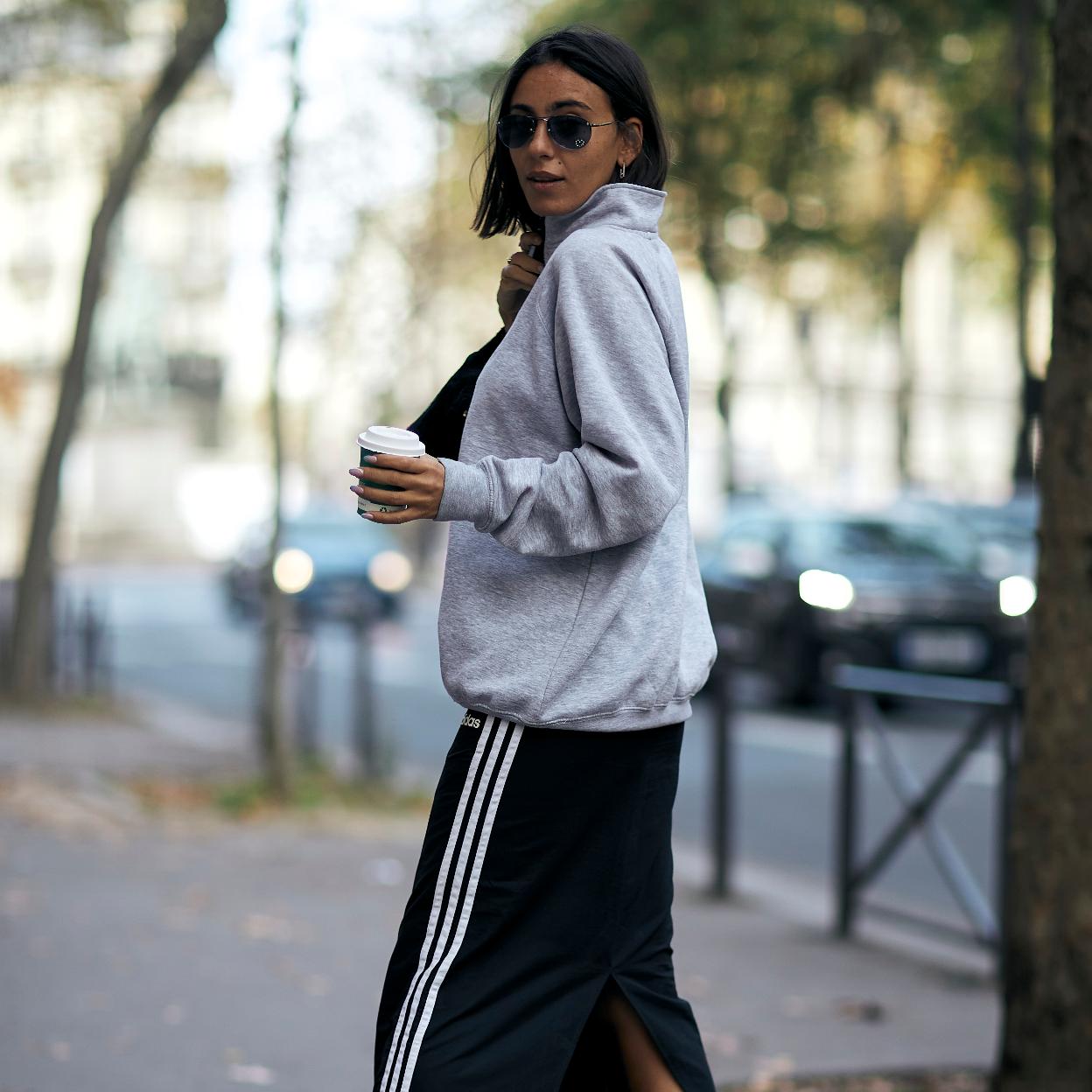 Mujer con ropa sport y zapatillas deportivas