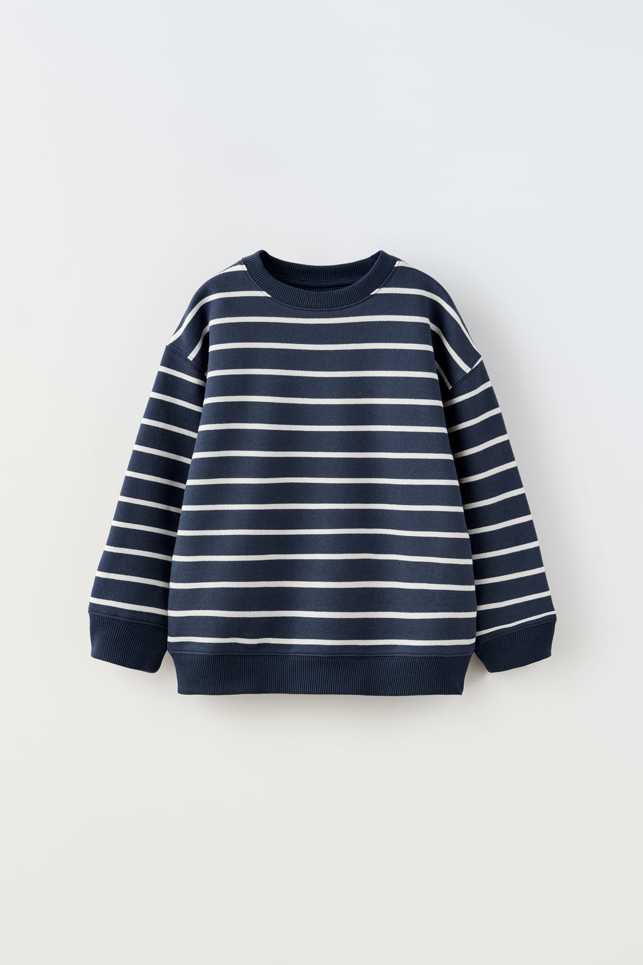 Imagen - Sudadera con estampado de rayas en azul de Zara Kids. Foto: Zara Kids.
