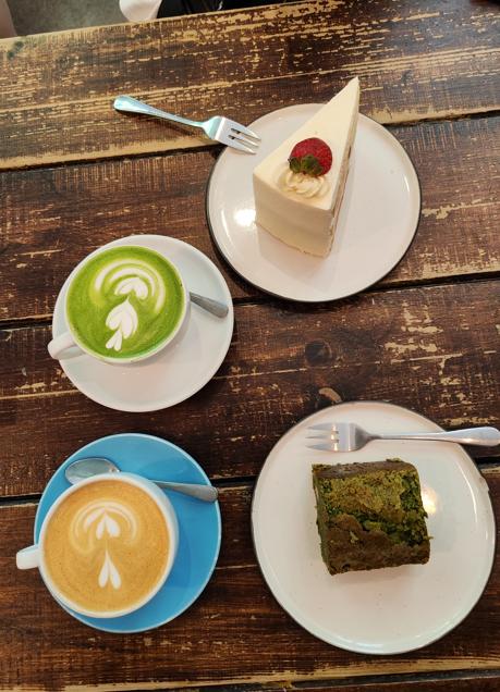 Imagen - Capuccino y Matcha latte convenientemente acompañados con su deliciosa repostería en Hanso. / AFL