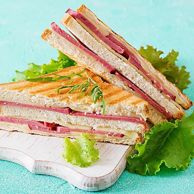 Sandwich de jamón y queso o sandwich mixto. 