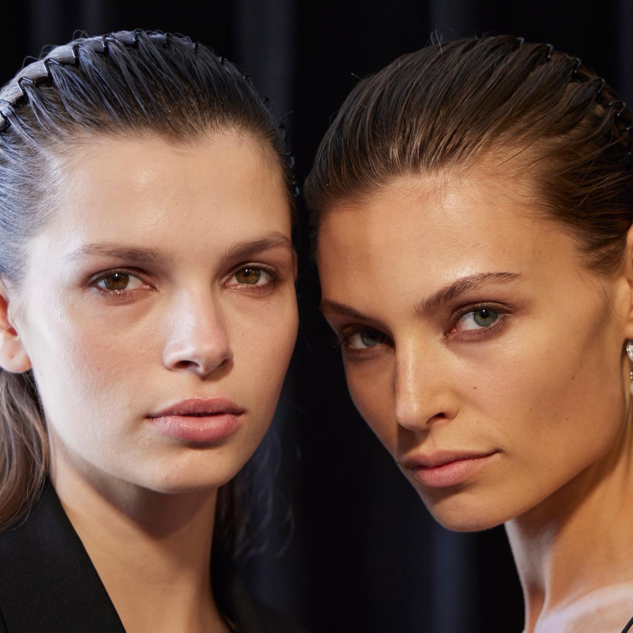 Dos modelos en el backstage del desfile de Givenchy,