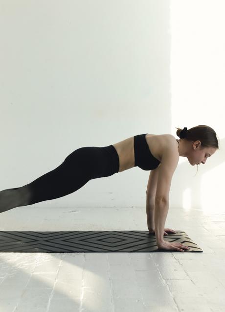 Imagen - Mujer haciendo una plancha/PEXELS